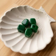 Perle cube irrégulier 15x13 mm en résine opaque - Marbré Vert sapin x1