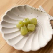 Perle cube irrégulier 15x13 mm en résine opaque - Marbré Tilleul mat x1