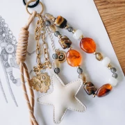 Perles rondes 8 mm en résine transparente - Noir pailleté x10