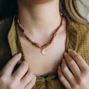 Collier tissu noué avec perles en acier inoxydable 304 Doré - Vert forêt x47cm