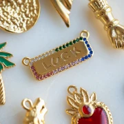 Pendentif rectangle 2 anneaux 11x29 mm - Luck - Acier inox 304 Doré - Multicolore