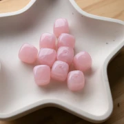 Perles cubes irréguliers 16x17 mm - Acrylique translucide -Marbré rose clair x10