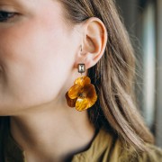 Pendentifs fleur en relief 40 mm en Acrylique Acier inox Doré Marron marbré x2