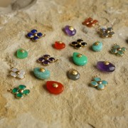 Pendentif fleur 16 mm en pierre gemme - Doré à l'or fin - Oeil de tigre x1