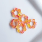 Pendentif fleur 14 mm en acétate - Marbré Rose - Jaune x1