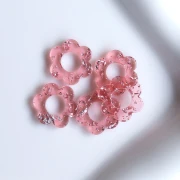 Pendentif fleur 14 mm en acrylique - Rose transparent - Paillettes argentées x1
