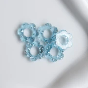 Pendentif fleur 14 mm en acrylique - Bleu ciel transparent - Paillettes argentées