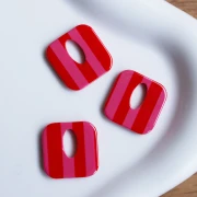 Pendentif carré évidé 21 mm en acétate - Rayés Rose - Rouge x1