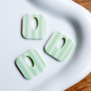 Pendentif carré évidé 21 mm en acétate - Rayés Vert clair - Ecru x1
