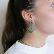 Clous d'oreilles losange évidé 16x14mm acétate Marbré Pêche clair nacré pailletéx2