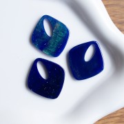 Pendentif losange évidé 28x25 mm en acrylique - Marbré Bleu nuit pailleté x1