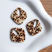 Pendentif losange évidé 28x25 mm en acétate - Tacheté Marron - Crème x1