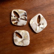 Pendentif losange évidé 28x25 mm en acétate - Marbré Ivoire - Beige foncé x1