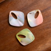 Pendentif losange évidé 28x25 mm acétate - Marbré Corail - Jaune - Bleu nacré x1