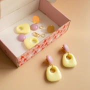 Mes bijoux DIY - Kit Boucles d'oreilles pendantes forme trapèze - Version Jaune