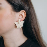 Boucles d'oreilles fleur 42 mm en perles brodés - Beige x2