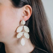 Clous d'oreilles rond 14.5 mm en raphia - Bordeaux - Doré x2