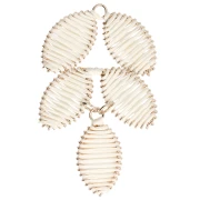 Pendentif feuille 68x40 mm en raphia et laiton - Ecru - Doré x1
