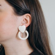 Boucles d'oreilles coeur et cercle 49x35 mm en résine - Ecru x2