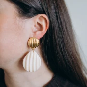 Pendentif coquillage 44x37 mm en résine - Lie de vin x1