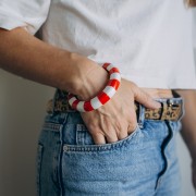 Bracelet jonc épais 66 mm en résine opaque - Blanc - Rouge x1