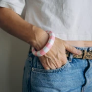 Bracelet jonc épais 66 mm en résine opaque - Blanc - Rose x1