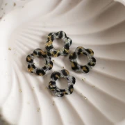 Pendentif fleur 18 mm en acétate - Pailleté Léopard Noir - Jaune x1