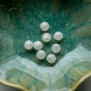 Perles rondes irrégulières facettées 8 mm résine opaque - Blanc nacré x8
