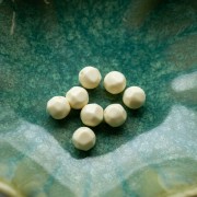 Perles rondes irrégulières facettées 8 mm résine opaque - Ecru x8
