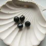 Perles rondes irrégulières facettées 10 mm résine opaque - Noir pailleté x6