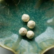 Perles rondes irrégulières facettées 12 mm en résine opaque - Ecru x4