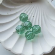 Perle ronde irrégulière facettée 14 mm en résine transparente - Vert mousse x1