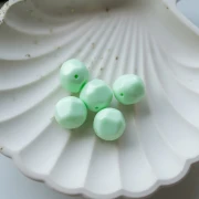 Perle ronde irrégulière facettée 14 mm en résine opaque - Vert pastel x1