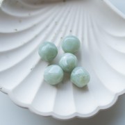 Perles rondes irrégulières facettées 14 mm résine translucide - Vert sauge marbré