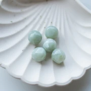 Perles rondes irrégulières facettées 14 mm résine translucide - Vert sauge marbré
