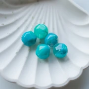 Perles rondes irrégulières facettées 14 mm résine translucide - Turquoise marbré