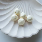 Perle ronde irrégulière facettée 14 mm en résine opaque - Ecru x1