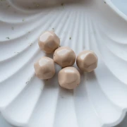 Perle ronde irrégulière facettée 14 mm en résine opaque - Beige x1