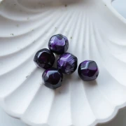 Perles rondes irrégulières facettées 14 mm résine translucide - Aubergine marbré