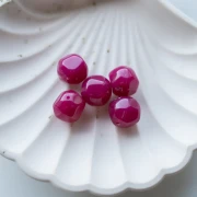 Perle ronde irrégulière facettée 14 mm en résine translucide - Fuchsia x1