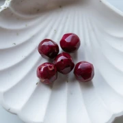 Perle ronde irrégulière facettée 14 mm en résine opaque - Bordeaux marbré x1