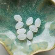Perles nuggets irréguliers 13.5x9 mm en résine transparente - White opal x8