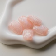 Perle rectangle strié 25x17 mm en résine - Rose pâle pailleté doré x1