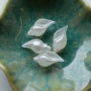 Perle coquillage 27x15 mm en résine opaque - Blanc nacré x1