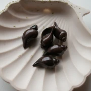 Perle coquillage 27x15 mm en résine opaque - Chocolat marbré x1