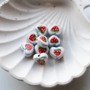 Perle coeur 12x14 mm en céramique - motif fraise - Blanc - Rouge x1