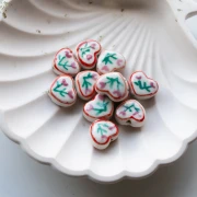 Perle coeur 12x14 mm en céramique - motif fleurs - Blanc - Rose x1