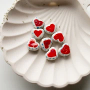 Perle coeur 12x14 mm en céramique - motif coeur et pois - Blanc - Rouge - Bleu x1