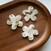 Pendentif fleur 32x30 mm en acétate - Marbré Ivoire - Beige foncé x1