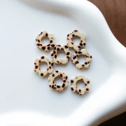 Pendentif fleur 14 mm en acétate - Tacheté Marron - Crème x1